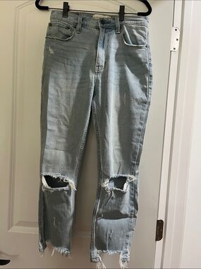 Abercrombie Mom Jean cropped Light Wash Distressed Knee-Rip Jeans size 25/0S